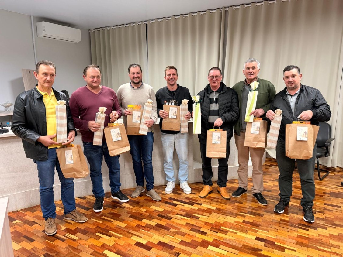 Vereadores recebem lembrança pela passagem do Dia dos Pais